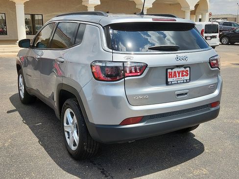 Used 2024 Jeep Compass Latitude image 3