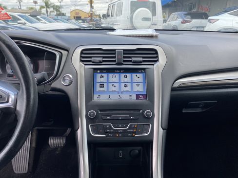 Used 2018 Ford Fusion SE w/ Equipment Group 602A FWD image 15