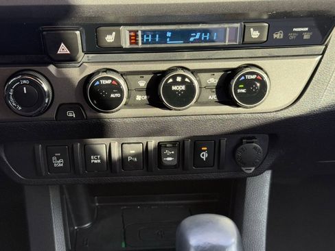 Used 2016 Toyota Tacoma TRD Sport image 22