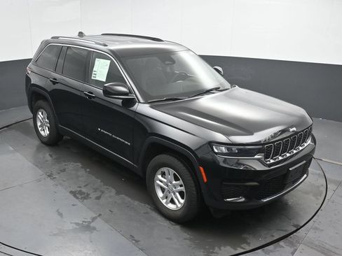 Used 2023 Jeep Grand Cherokee Laredo w/ Luxury Tech Group I AWD/4WD image 33