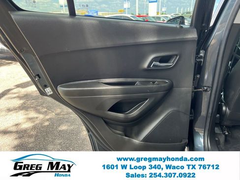 Used 2021 Chevrolet Trax LT w/ Premium Seat Package FWD image 16