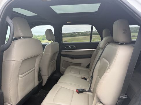 Used 2018 Ford Explorer XLT w/ Equipment Group 202A AWD/4WD image 4
