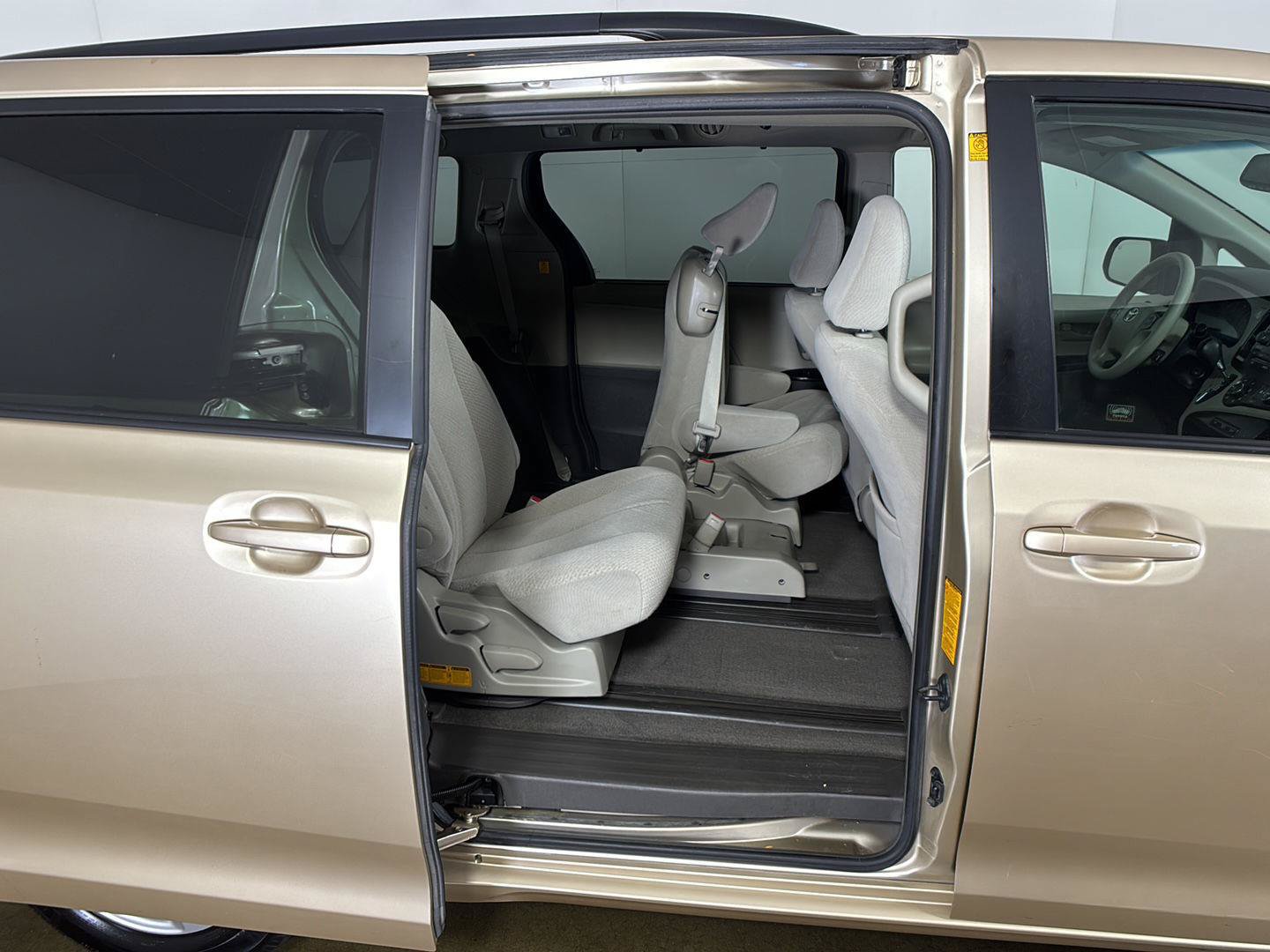 Used 2012 Toyota Sienna LE w/ Towing Pkg FWD image 17