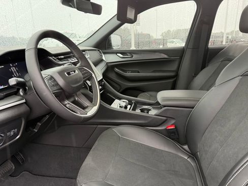 New 2025 Jeep Grand Cherokee Altitude image 9