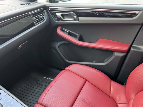 Used 2025 Porsche Macan AWD/4WD image 32