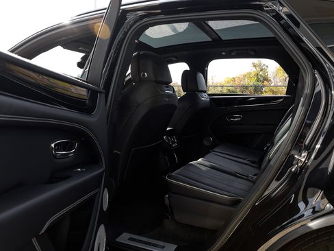 Used 2022 Bentley Bentayga image 41