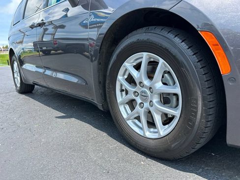 Used 2021 Chrysler Pacifica Touring-L w/ Premium & Safety Sphere Group FWD image 11