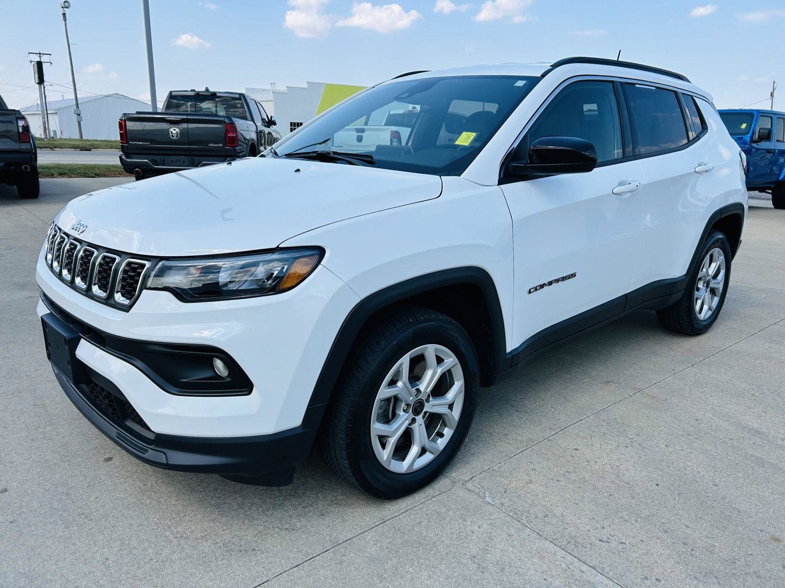 Used 2025 Jeep Compass Latitude AWD/4WD image 30