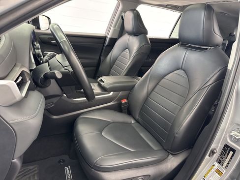 Used 2023 Toyota Highlander XLE image 16