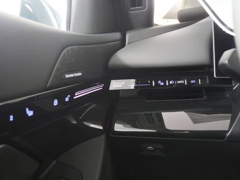 Certified 2025 BMW 530i image 22