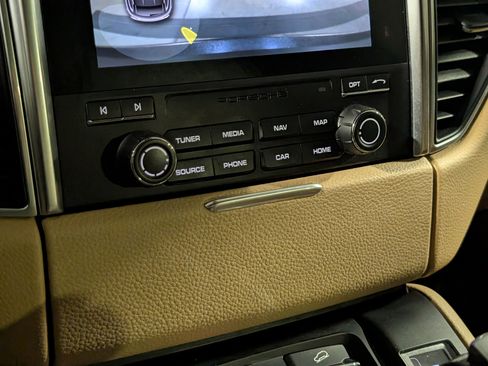 Certified 2018 Porsche Macan Sport Edition image 43