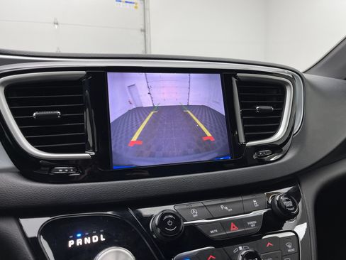 Used 2020 Chrysler Pacifica Touring-L Plus w/ S Appearance Package FWD image 4