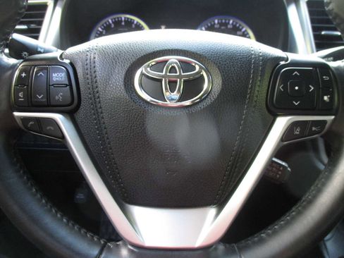 Used 2019 Toyota Highlander XLE image 23