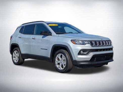 Used 2024 Jeep Compass Latitude AWD/4WD image 2