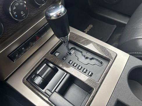 Used 2012 Jeep Liberty Limited Jet w/ Comfort/Convenience Group image 25