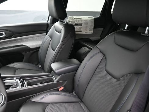 New 2026 Jeep Compass Latitude image 19