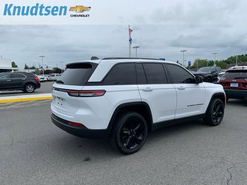 Used 2023 Jeep Grand Cherokee Altitude AWD/4WD image 7