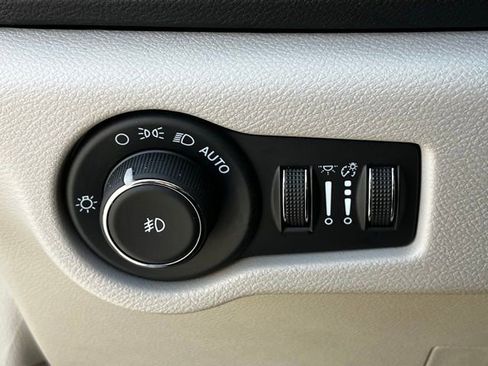 Used 2024 Chrysler Pacifica Touring-L image 16