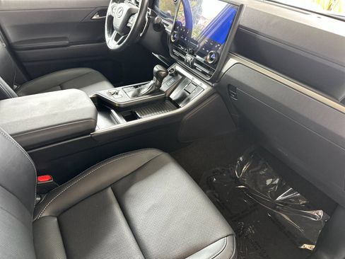 Used 2024 Lexus GX 550 w/ Cold Area Package AWD/4WD image 19