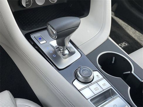 Used 2025 Genesis G70 2.5T image 28