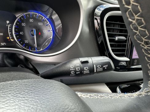 Used 2022 Chrysler Pacifica Touring-L FWD image 27