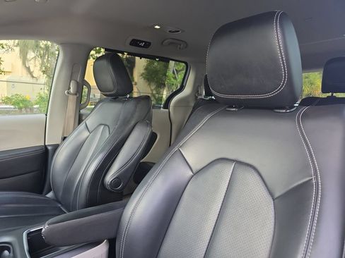 Used 2023 Chrysler Pacifica Touring-L FWD image 22