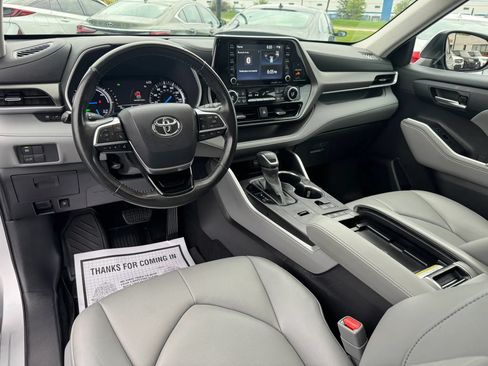 Used 2021 Toyota Highlander XLE AWD/4WD image 14