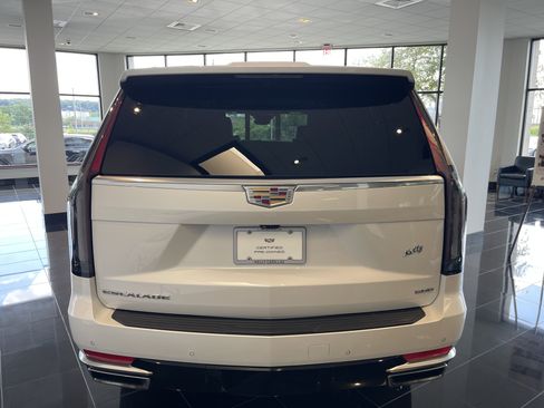 Certified 2024 Cadillac Escalade ESV Premium Luxury AWD/4WD image 5