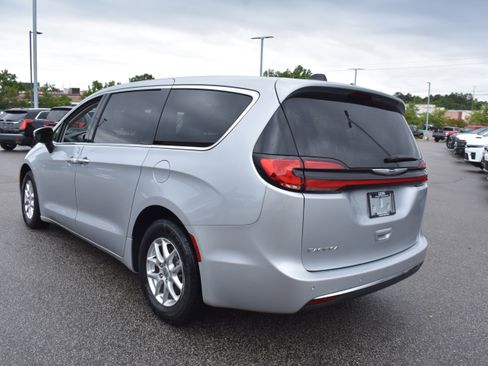 Used 2023 Chrysler Pacifica Touring-L FWD image 7