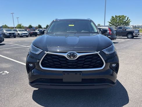 Used 2021 Toyota Highlander XLE AWD/4WD image 2