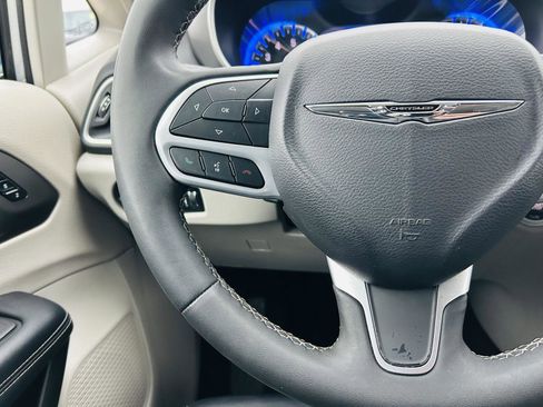 Used 2023 Chrysler Pacifica Touring-L image 17