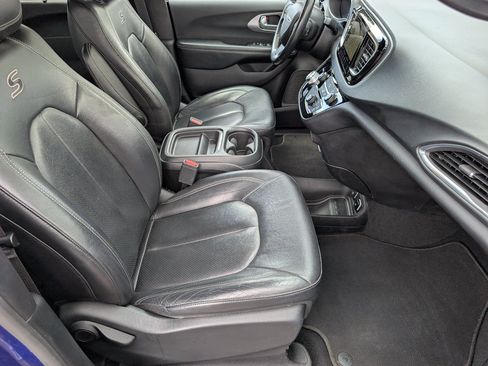 Used 2019 Chrysler Pacifica Touring-L w/ S Appearance Package FWD image 11