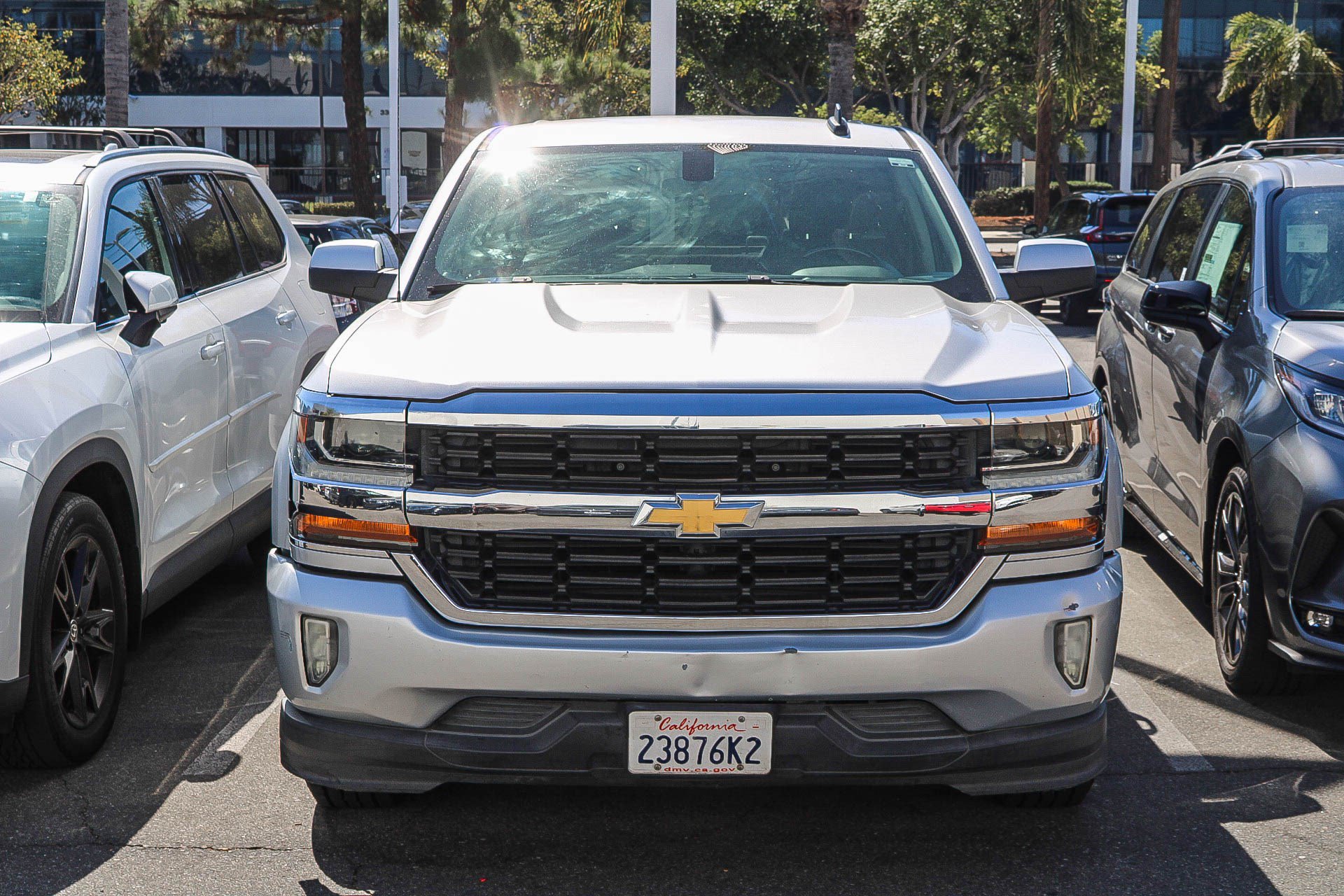 Used 2018 Chevrolet Silverado 1500 LT w/ LT Eassist Package RWD image 2