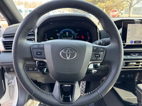 Used 2025 Toyota Camry SE image 29