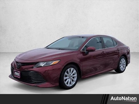 Used 2018 Toyota Camry LE image 1