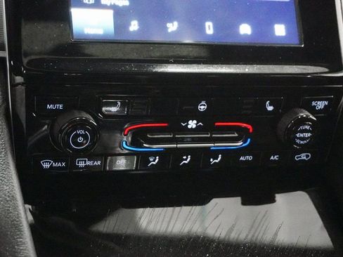 Used 2025 Jeep Grand Cherokee Altitude image 26