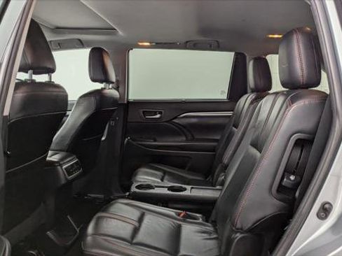 Used 2019 Toyota Highlander SE image 16