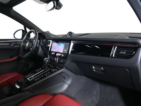 Certified 2025 Porsche Macan Turbo image 17