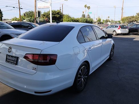Used 2016 Volkswagen Jetta Sport FWD image 3