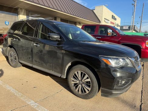 Used 2019 Nissan Pathfinder SV image 3