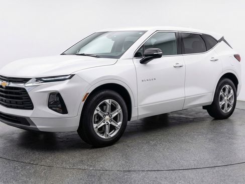 Used 2025 Chevrolet Blazer LT FWD image 3