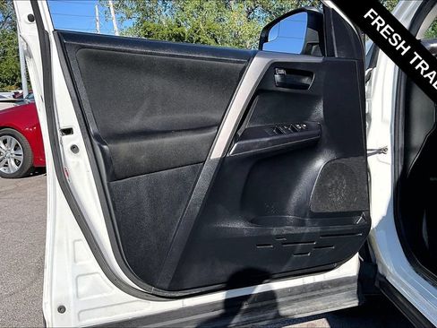 Used 2018 Toyota RAV4 LE AWD/4WD image 20