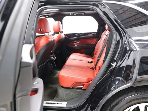 Used 2022 Bentley Bentayga AWD/4WD image 57