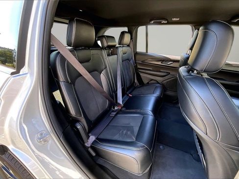 Used 2025 Jeep Grand Cherokee Altitude AWD/4WD image 23