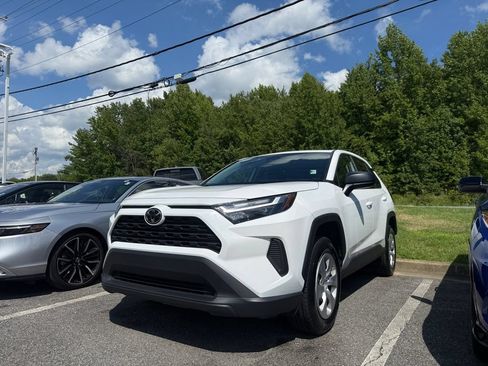 Used 2025 Toyota RAV4 LE AWD/4WD image 32