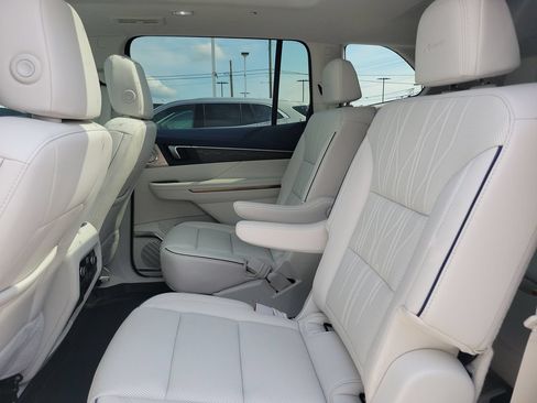 Used 2025 Buick Enclave Avenir w/ Super Cruise Package FWD image 13