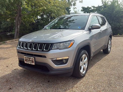 Used 2020 Jeep Compass Latitude w/ Cold Weather Group AWD/4WD image 11