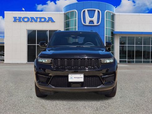 Used 2025 Jeep Grand Cherokee Altitude AWD/4WD image 8