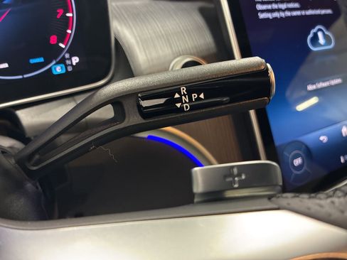 Used 2025 Mercedes-Benz GLC 300 4MATIC image 13