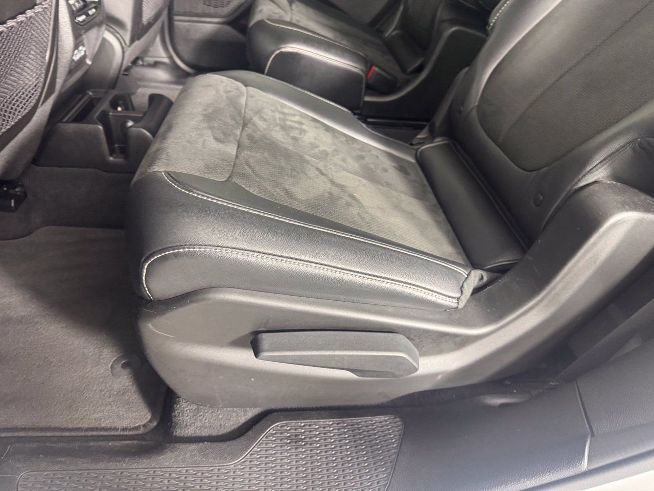 Used 2024 Jeep Grand Cherokee L Altitude AWD/4WD image 29
